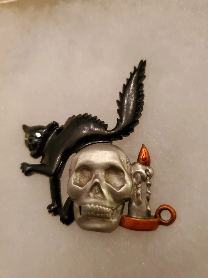 Broche prendedor de Halloween de peltre/cráneo/portavelas JJ Jonette Joyería Negro Gato/Cráneo/Vela 2" Foto 3 de 4