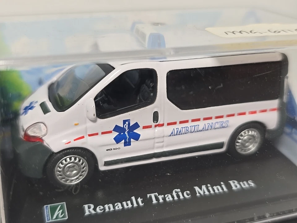 CARARAMA 1/72 RENAULT TRAFFIC MINI BUS AMBULANCE OO MODEL RAIL SCALE POLICE CAR - Image 2 of 2
