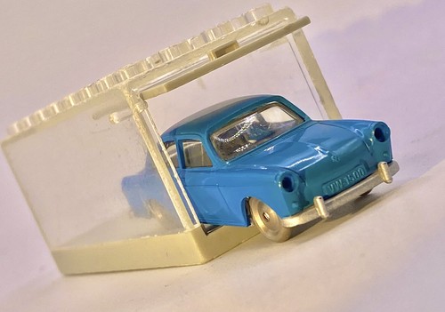 Legoš„Vintage 1961 Volkswagen VW 1500 Type 3 Notchback & Garageš„1:87 HO Scale - Picture 2 of 19