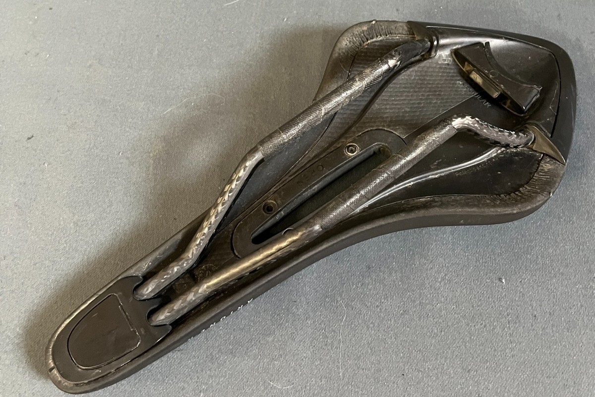 Fizik Arione R1 Open Road Saddle 132mm 7x10mm Braided Carbon Rails