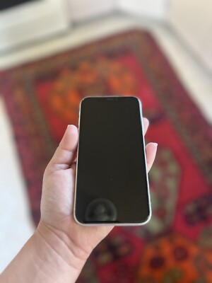 Apple iPhone XR - 64 GB - White (Unlocked) (Single SIM)