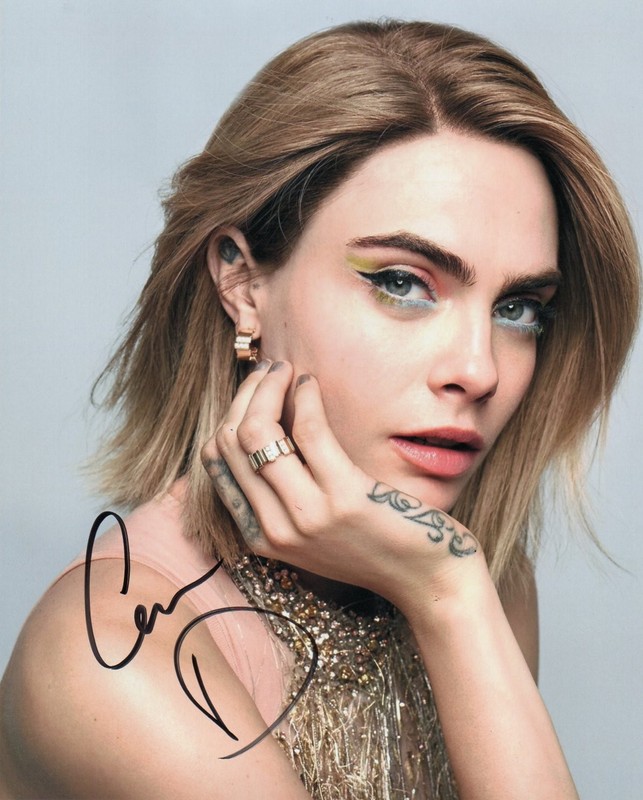 Autographed Cara Delevingne Super Model Sexy 8 x 10 Photo Signed with COA  