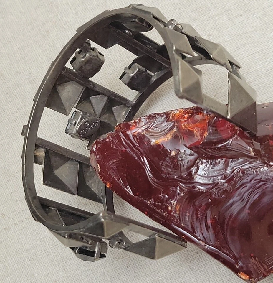 Brazalete Sorrelli Gun Metal Negro y Transparente Estrás Diseño de Tachuelas Y2K Foto 4 de 4