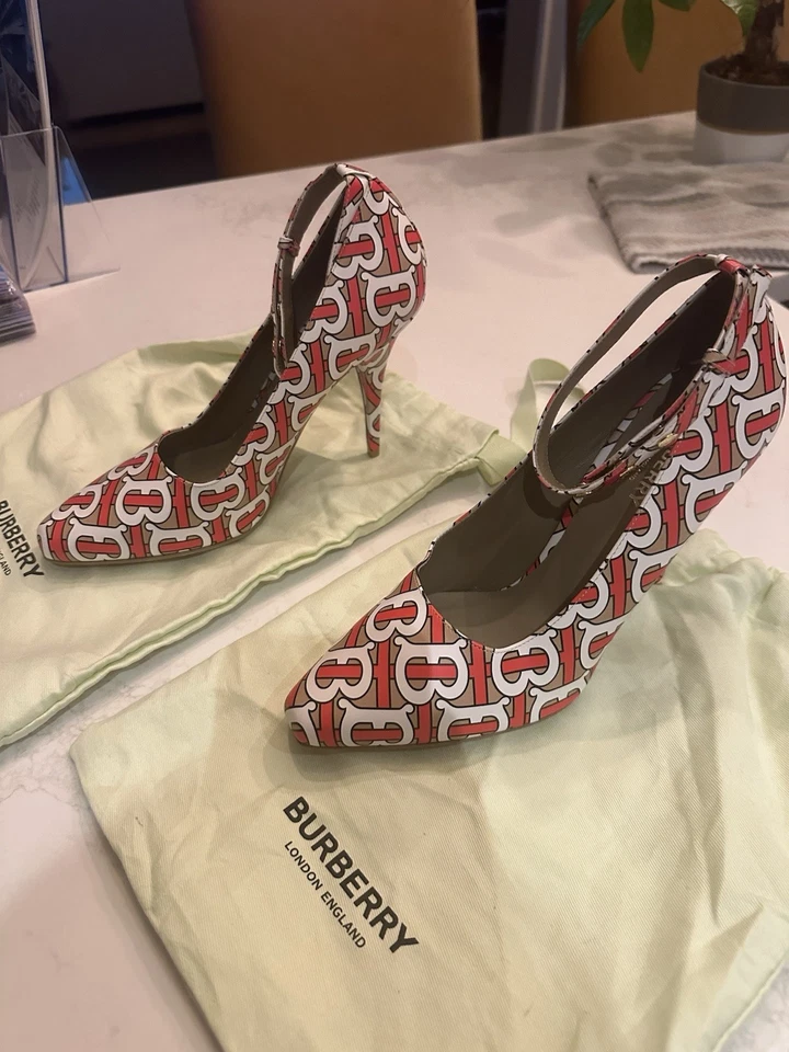 Burberry Leather monogrammed Pumps. Worn once!!!  Size US10, EU40 - Image 4 of 4