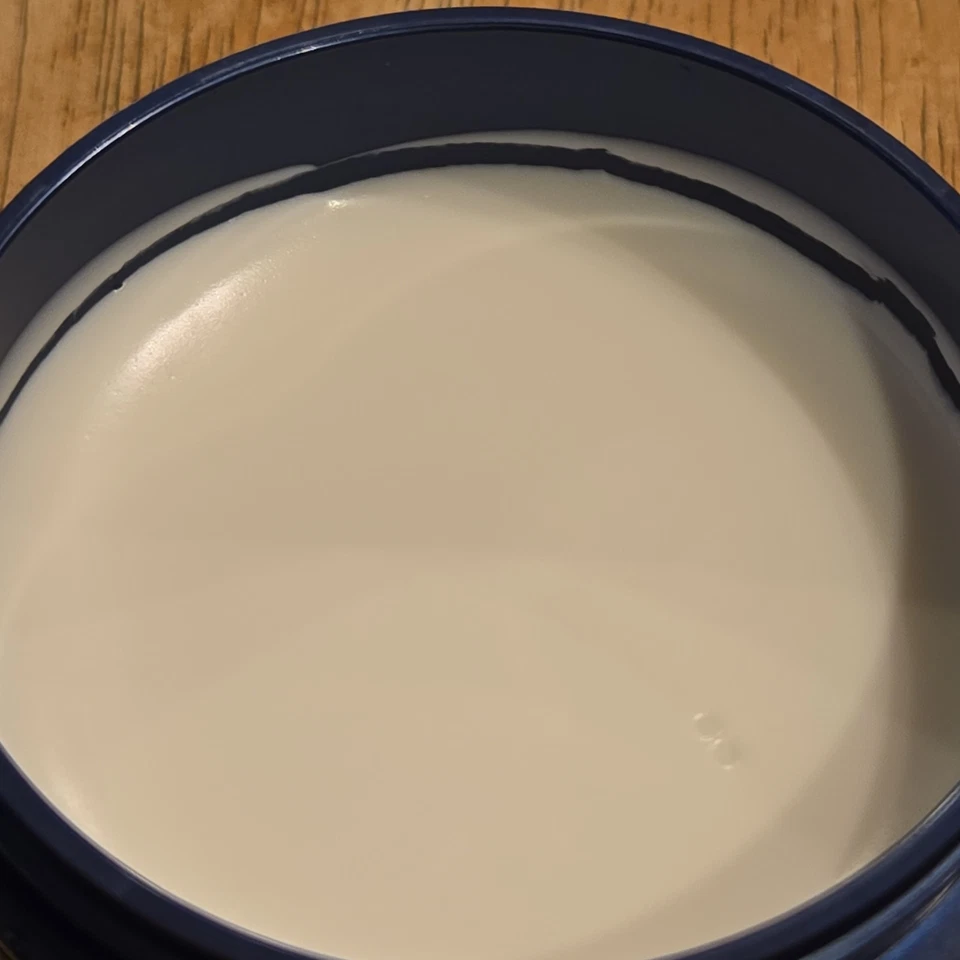 Pasta de peinado suave Professionals para hombre sujeción media mate bajo brillo 1,75 oz Foto 2 de 3