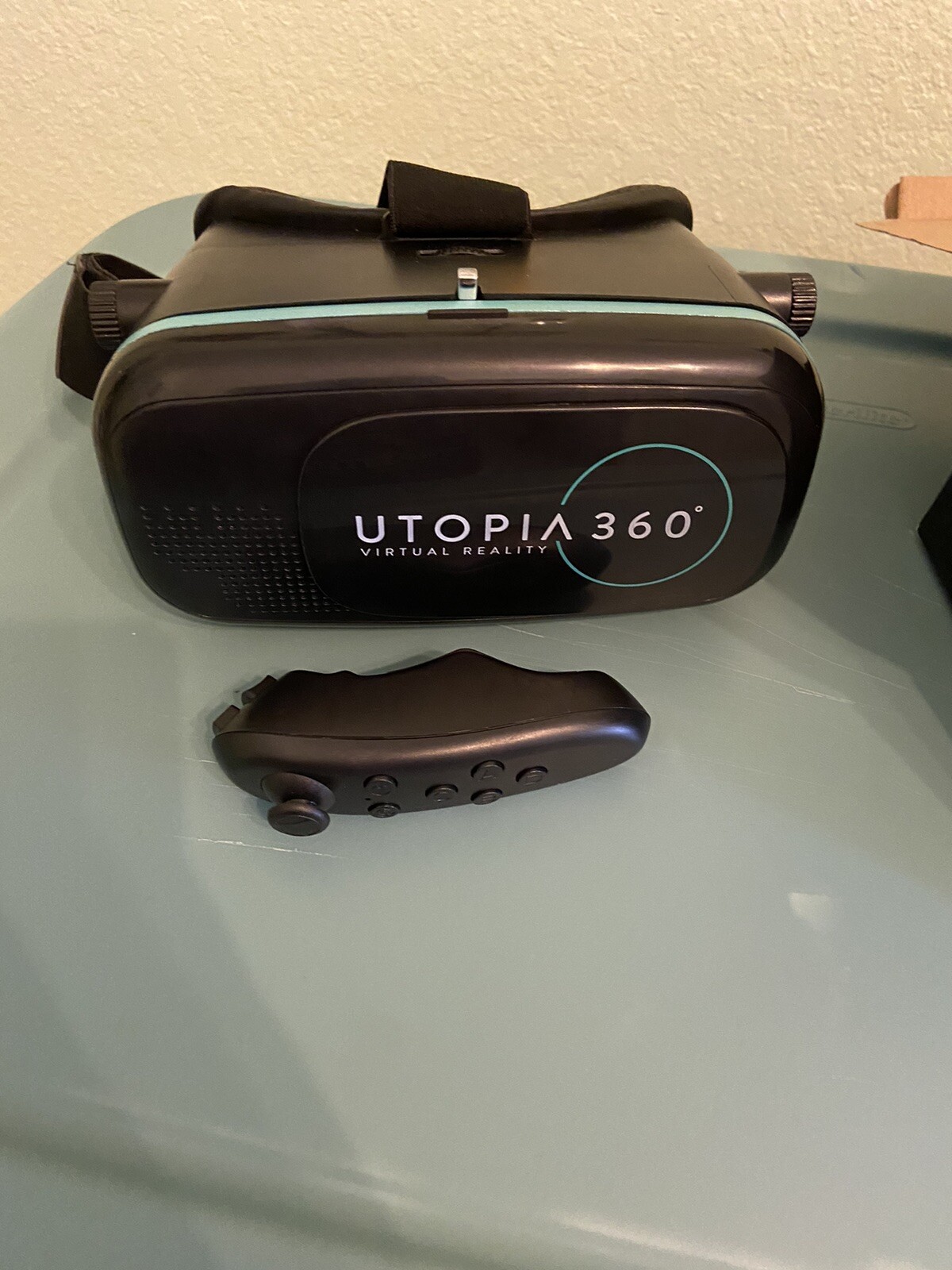 Wireless VR Headset for iPhone Android with Bluetooth Controller  -image