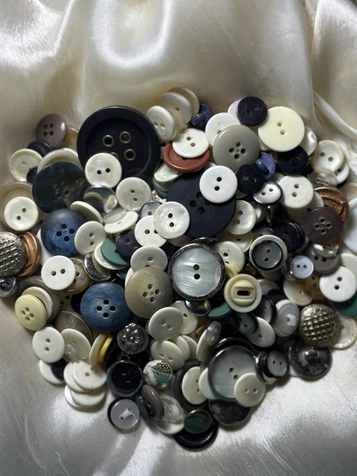Lot of Vintage Sewing Buttons - Assorted Colours & Styles, DIY & Craft Supply - Image 3 of 4