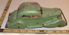 WYANDOTTE LIGHTED 4 DOOR SEDAN CAR IN PRESSED STEEL TOY GREEN 1930s