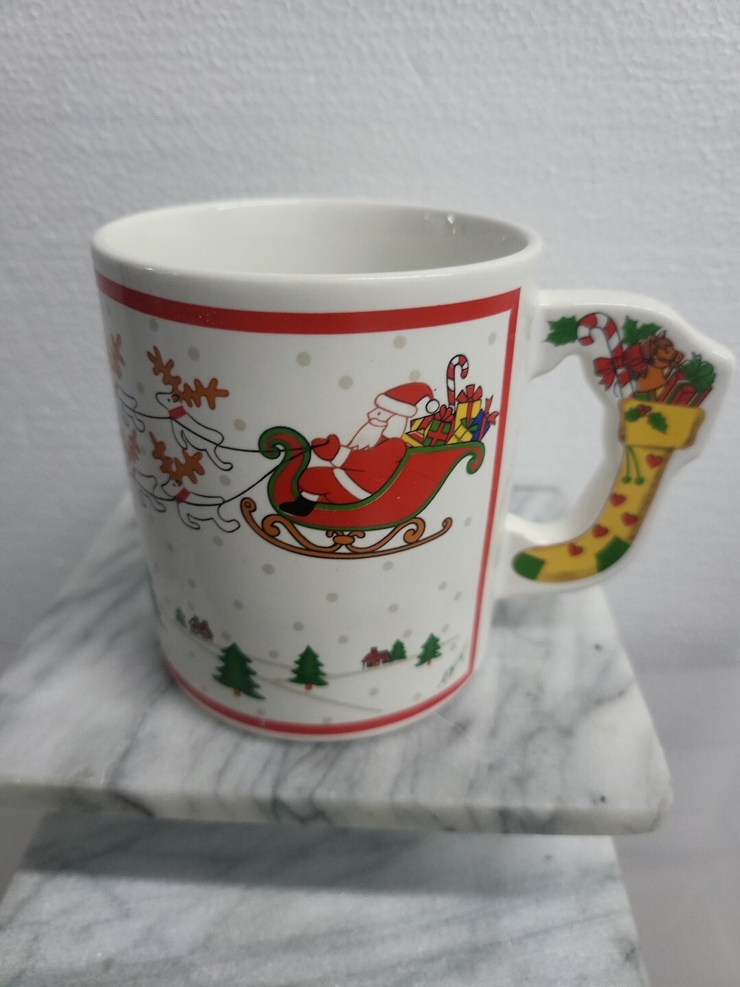 JAPAN VINTAGE CHRISTMAS SANTA CLAUS 10 OZ MUG~SLEIGH~REINDEER~STOCKING ON HANDLE
