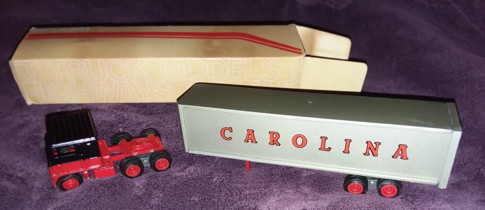 Camión tractor Winross y remolque Carolina Freight 1:64 en caja original Foto 2 de 4