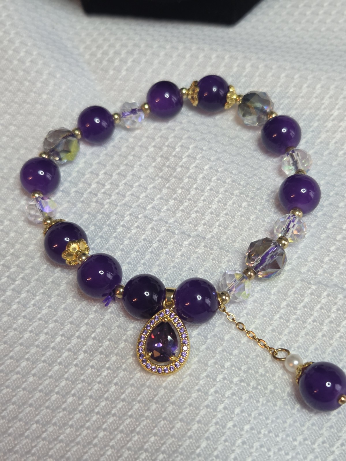 Brazalete elástico con cuentas de vidrio púrpura, dorado e irredescente hallazgos en tono dorado