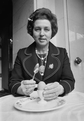 Peggy Fenner eating a boiled egg for breakfast UK 1974 OLD PHOTO
