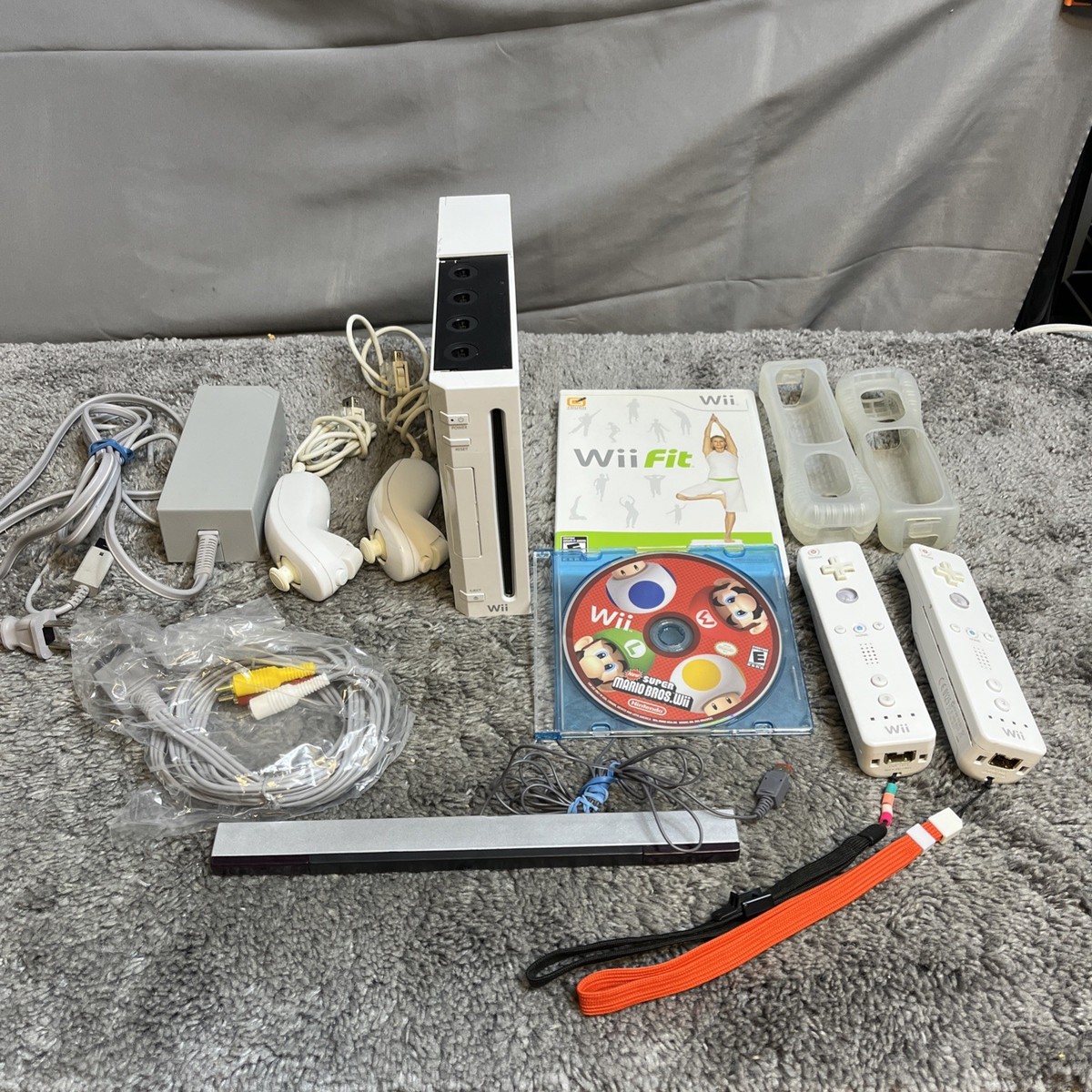 Nintendo Wii Console Bundle With 2 Games, 2 Controllers, 2