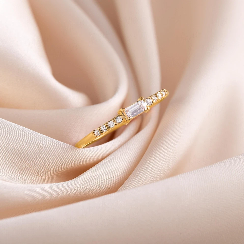Delicado anillo de promesa de moissanita baguette anillo de oro amarillo sólido de 10 quilates regalo para ella Foto 3 de 4