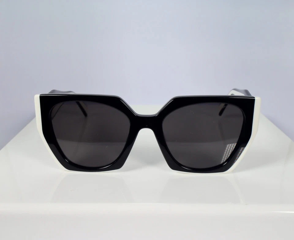 Gafas de sol rectangulares para mujer Prada Line PR15WS 09Q5S0 en lentes blancas y negras/grises Foto 3 de 4