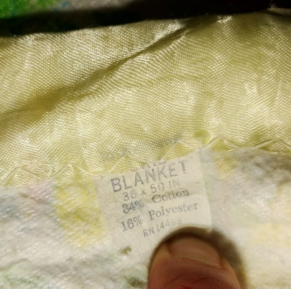 Manta para bebé Mount Vernon Mills de colección amarilla nailon azul rosa verde oso conejito juguetes Foto 3 de 4