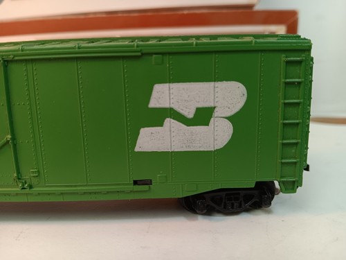 'HO' GAUGE, BURLINGTON NORTHERN Pulp Door Box Car 50' Tyco READ - Picture 6 of 15