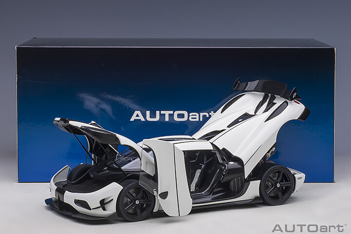 KOENIGSEGG AGERA RS WHITE WITH BLACK CARBON 1:18 by AUTOART 79021