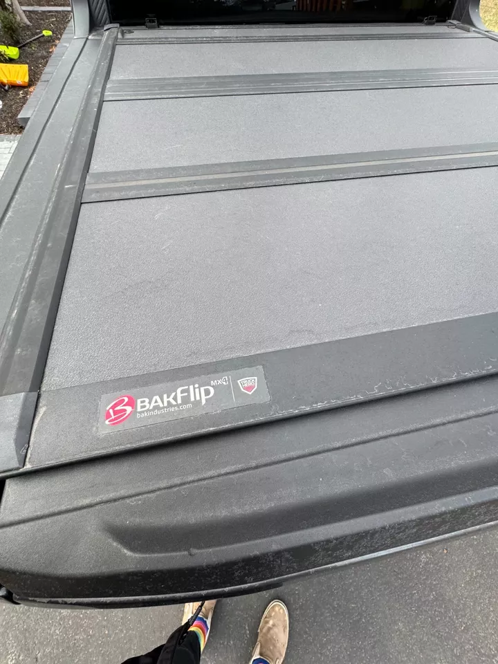 Cubierta rígida plegable RealTruck BAKFlip MX4 para Ford Maverick Foto 4 de 4