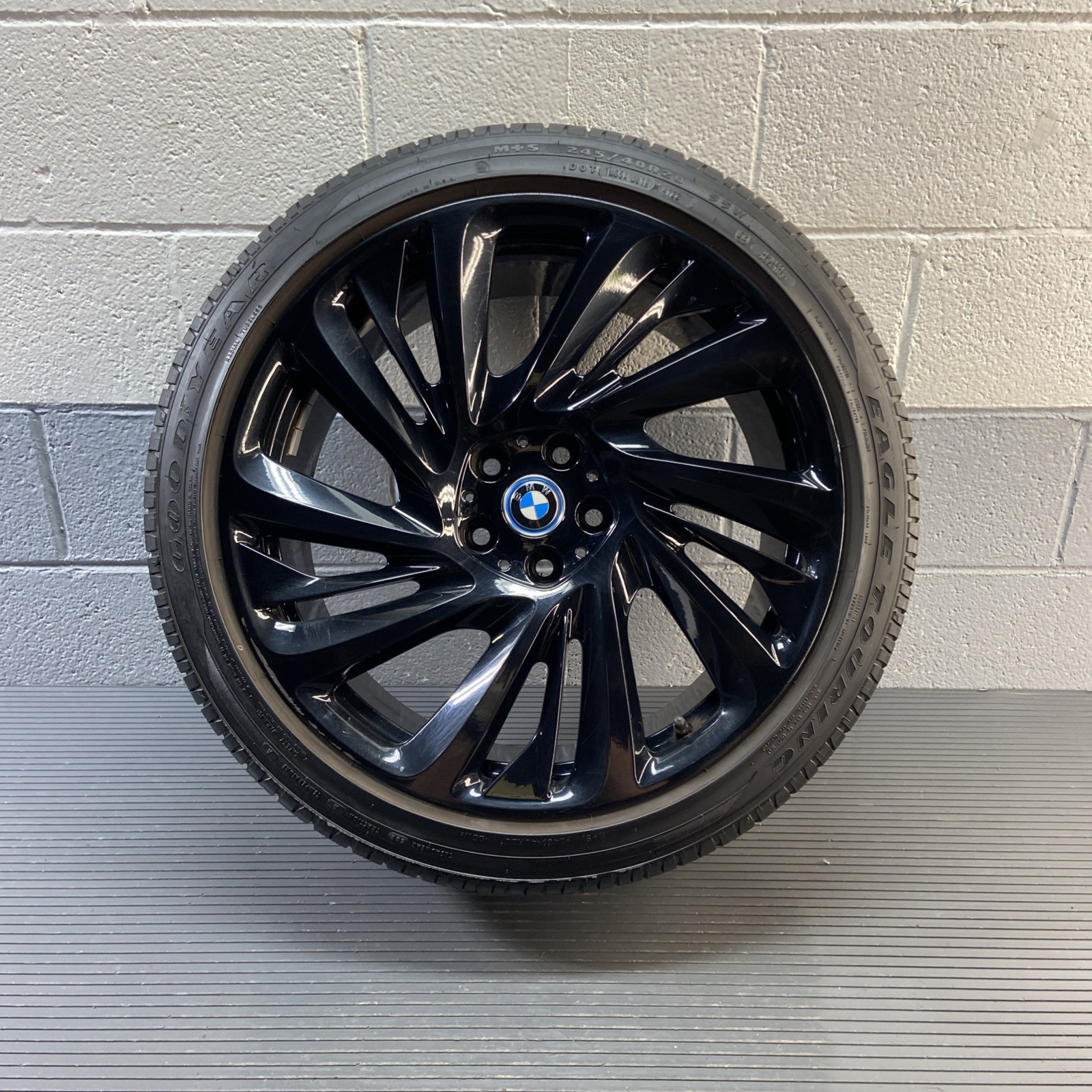 2014-2020 BMW i8 I12 Rear Left Alloy Wheel W/ Tire 8.5Jx20 ET50 OEM *NOTE*
