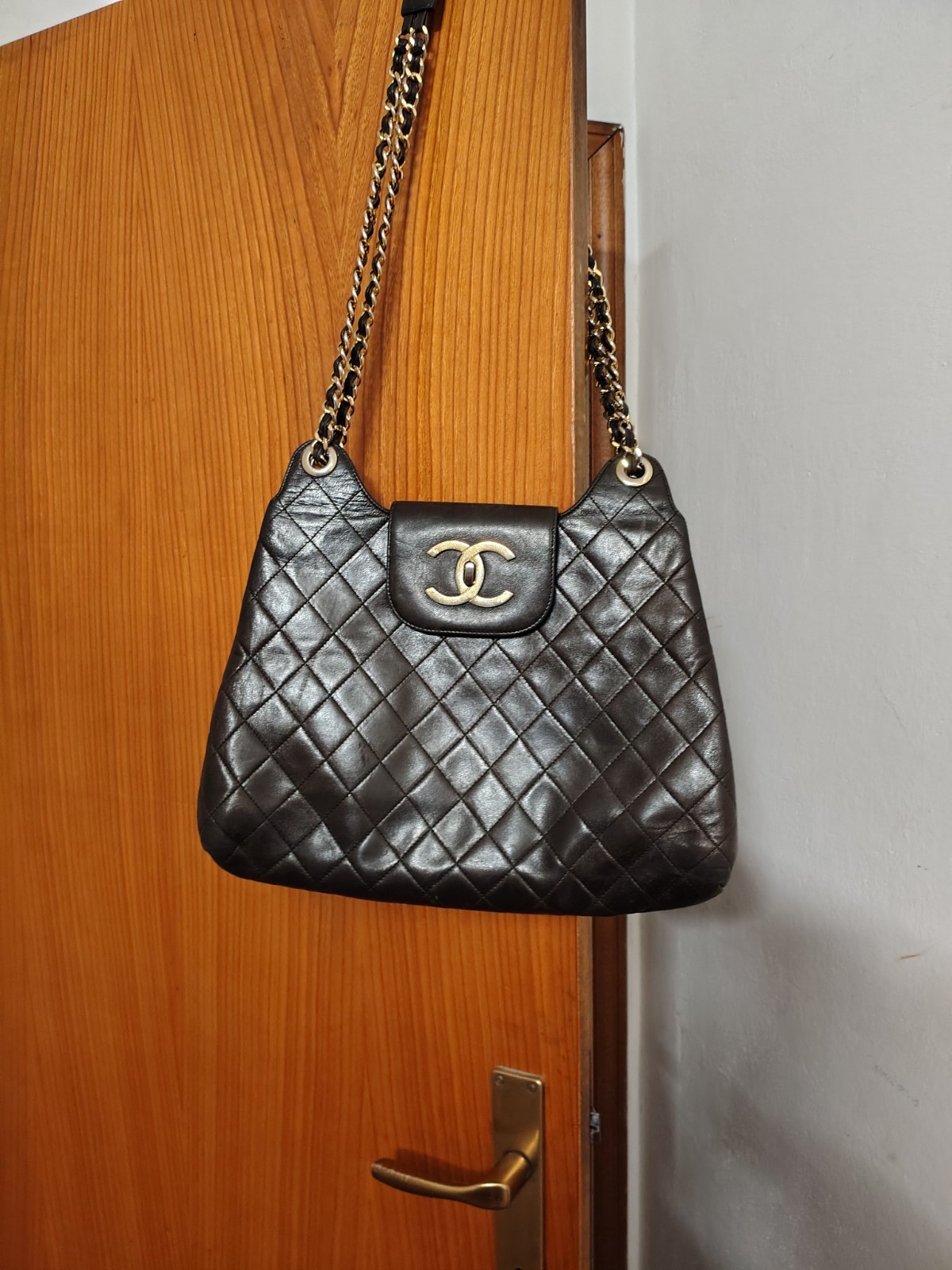 CHANEL borsa a spalla pelle trapuntata nera catena oro logo CC Made in France