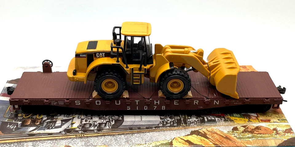 HO ATHEARN 1395 50 FT FLAT CAR SOUTHERN 51078 WITH NORSCOT CATERPILLAR CAT 966G - Image 2 of 2