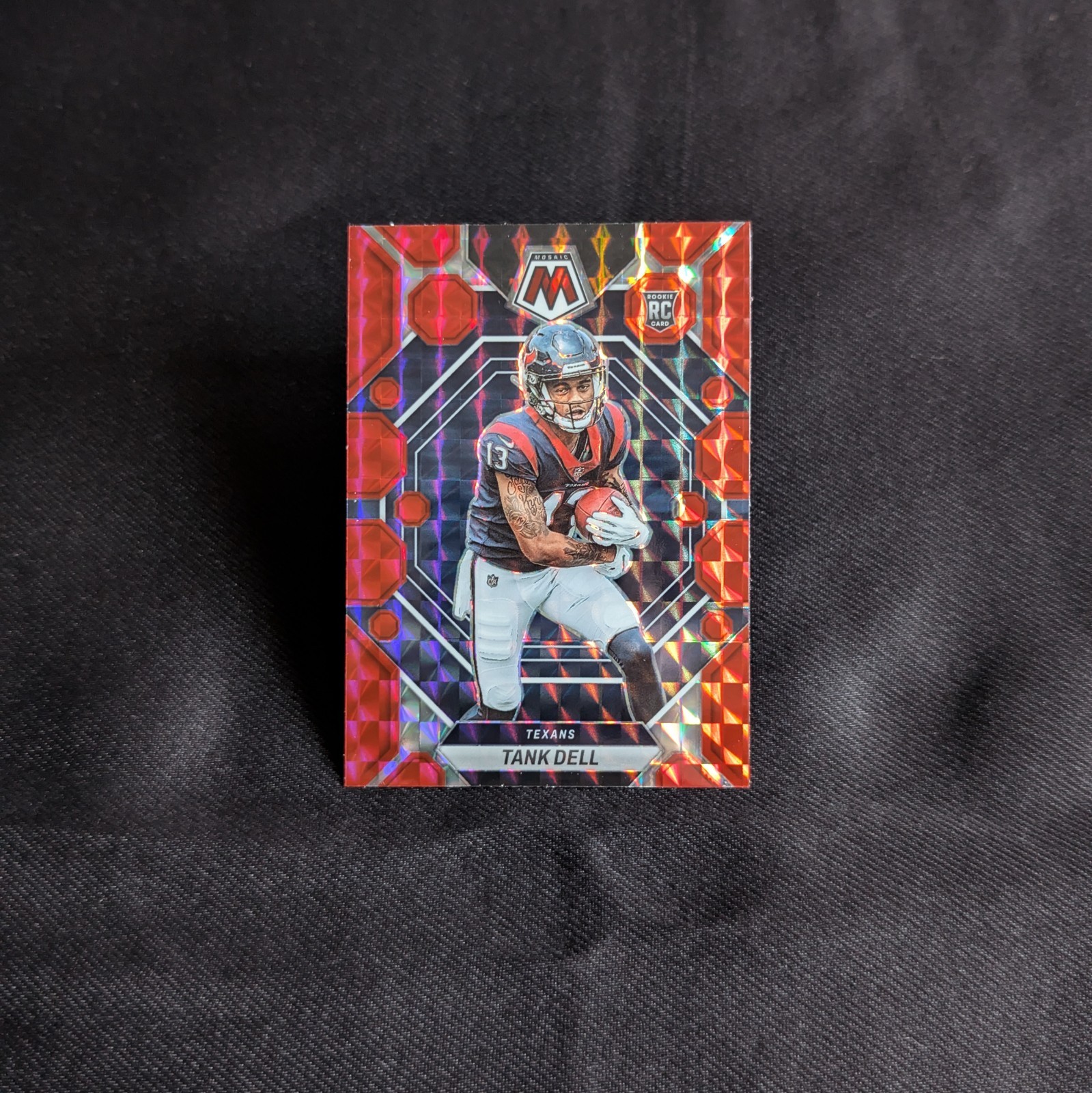 2023 Panini Mosaic - Rookies Tank Dell #352 Red Mosaic Prizm (RC)