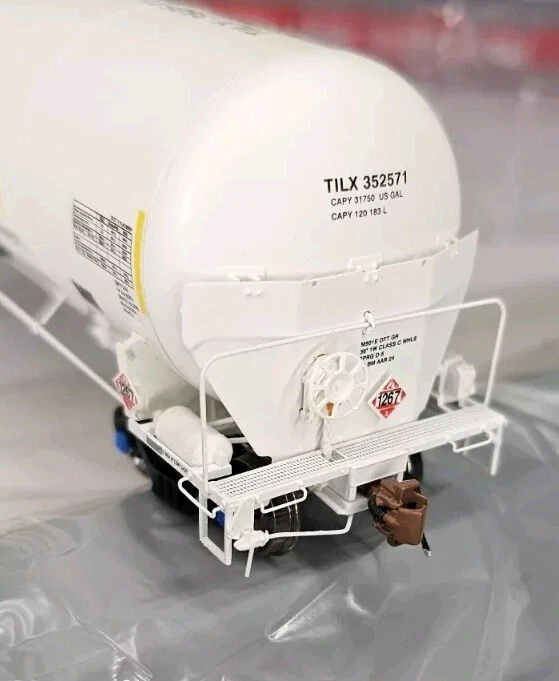 SXT30141 Scaletrains TILX Tank Car - Image 3 of 4