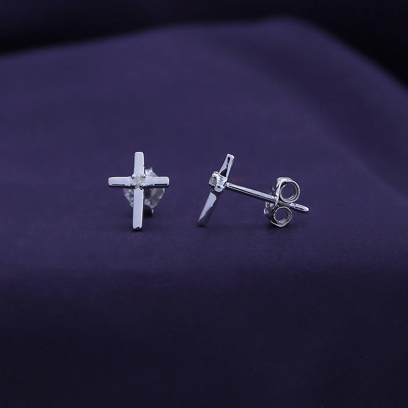 Aretes cruzados de diamantes naturales de corte redondo enchapados en oro de 14K en plata Foto 4 de 4