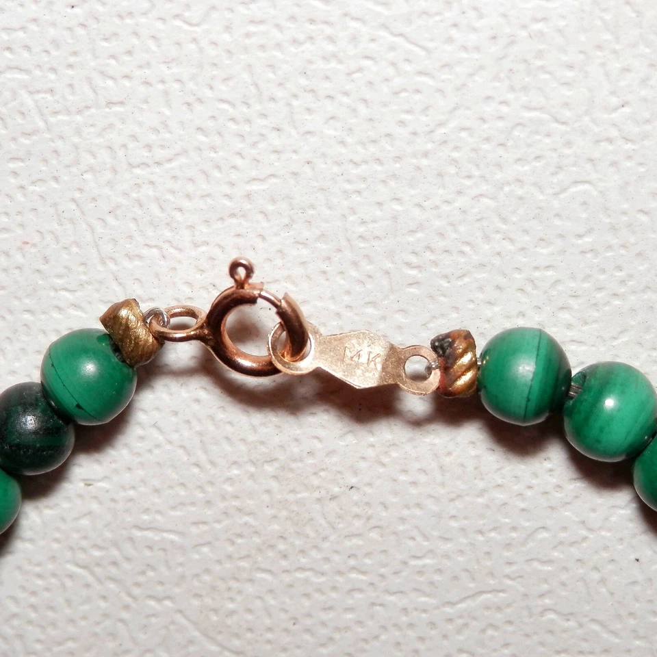 Brazalete de piedras preciosas de malaquita genuina verde con broche de oro amarillo sólido de 14k de 7 pulgadas Foto 3 de 4