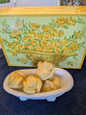 Avon Beauty Buds Soap Dish w/ 4 hostess fragrant Soaps