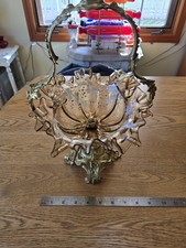 Este es un cuenco o cesta central de bronce dorado estilo Luis XV