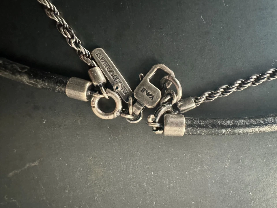 Collar colgante Emporio Armani de acero inoxidable/cuero raro Foto 2 de 4