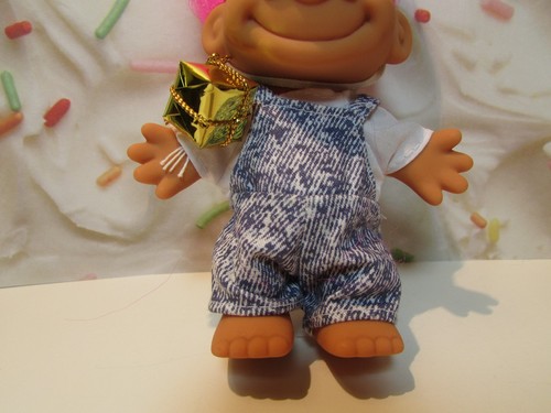 FELIZ CUMPLEAÑOS TROLL con REGALO - Muñeca Russ Troll 5" - NUEVA EN BOLSA ORIGINAL - Imagen 3 de 8