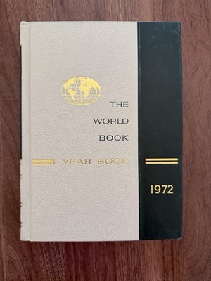 The World Yearbook 1972 Field Enterprises Educational Hardcover Reviewing 1971