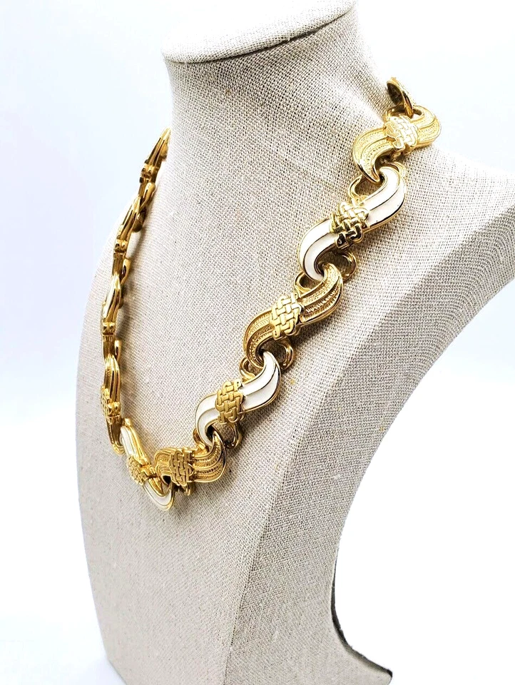 Collar llamativo tono dorado grueso esmalte blanco enclavamiento alternativo 18" Foto 3 de 4