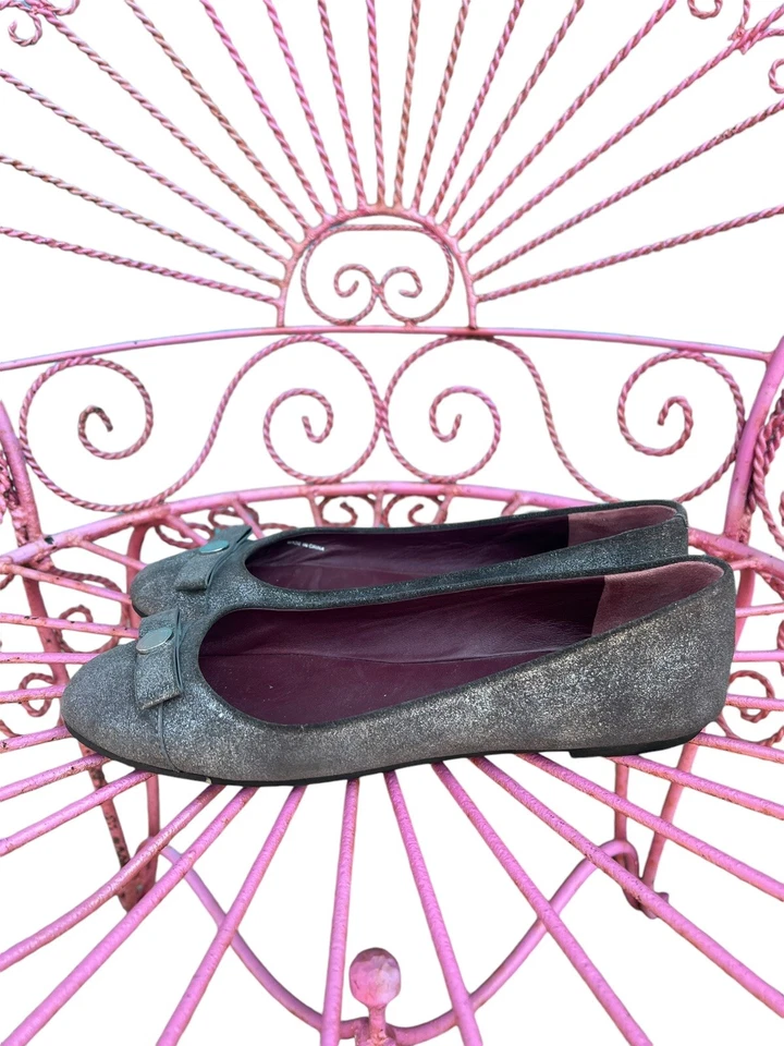 Zapatos planos de ballet Marc Jacobs de cuero metálico gris plateado 38,5 8 Foto 2 de 4