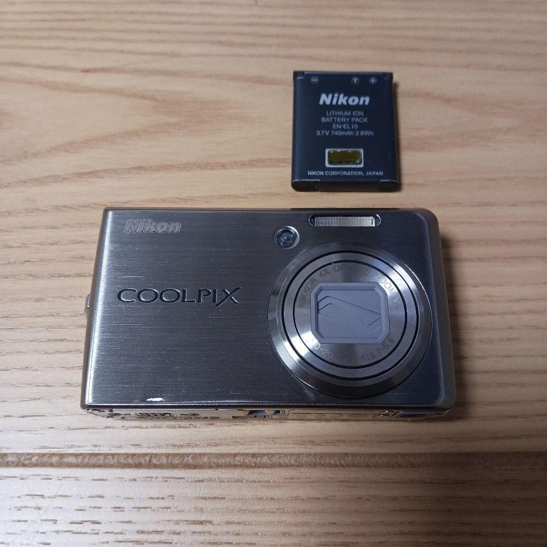 Nikon COOLPIX S600 Retro Digital Camera Silver Stylish Design