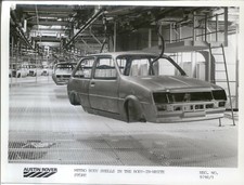 Austin Rover Metro Factory black & white Press Photo No. 9798/1 Body Shells
