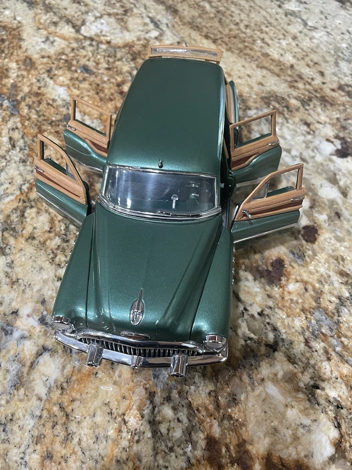 Литой автомобиль Danbury Mint Buick Estate Wagon Road master зеленый масштаб 1:24 - Изображение 2 из 4