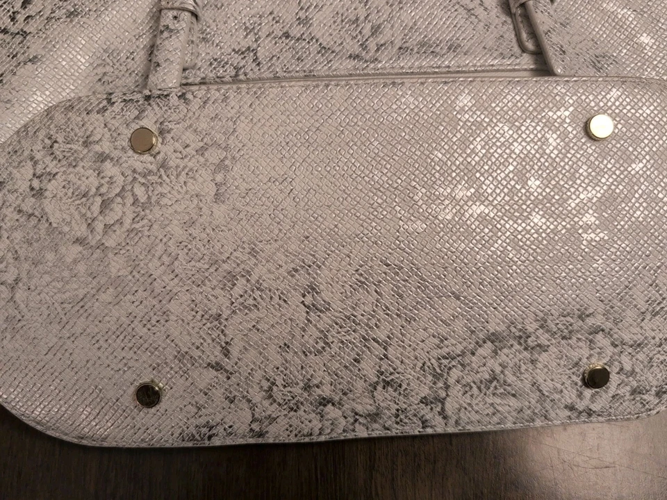 Cartera de hombro Sondra Roberts cuadrada plateada blanca floral de cuero vegano Foto 4 de 4