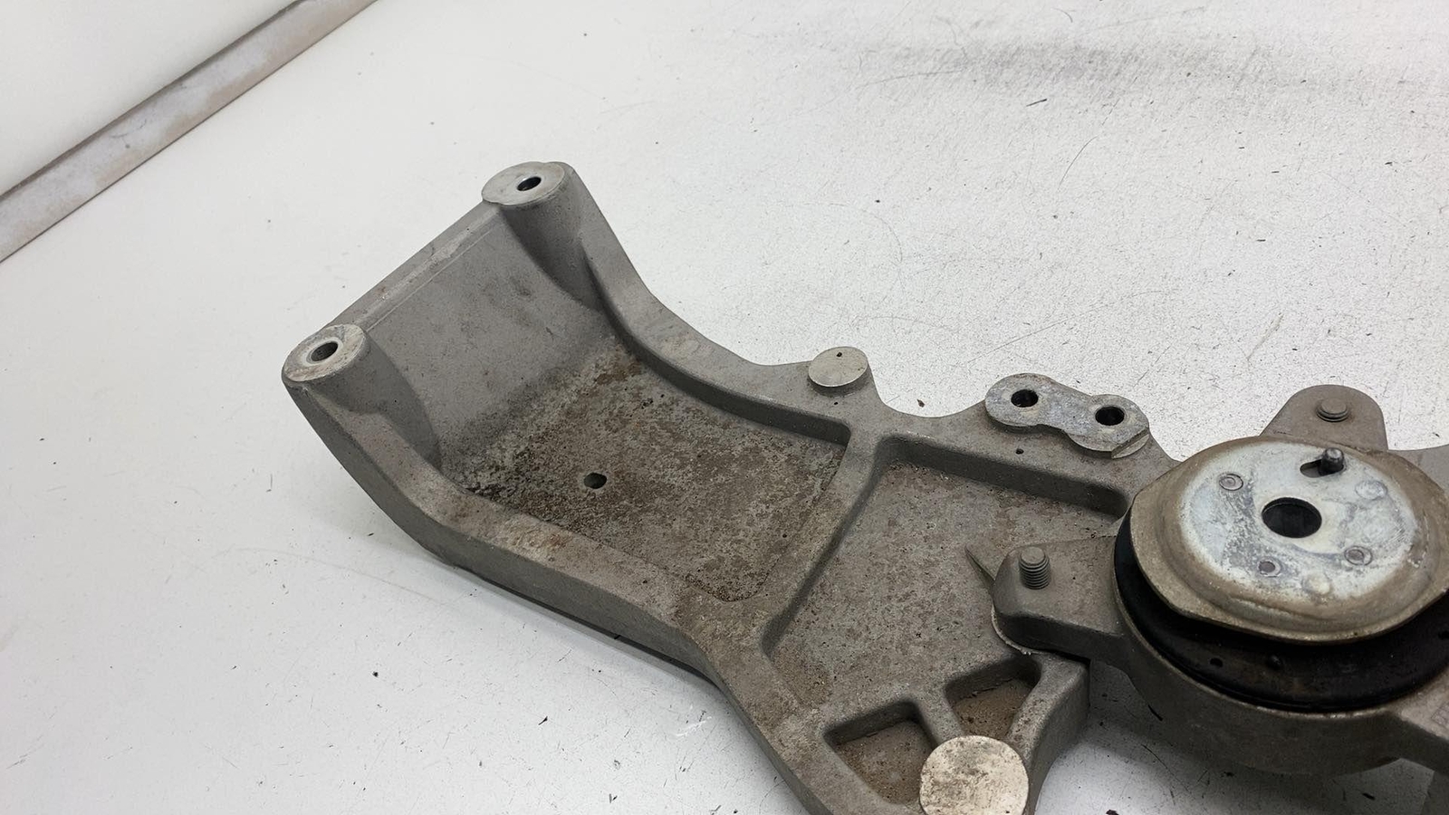 ⭕17-20 Maserati Levante Transmission Gearbox Mount Bracket Crossmember 670105588