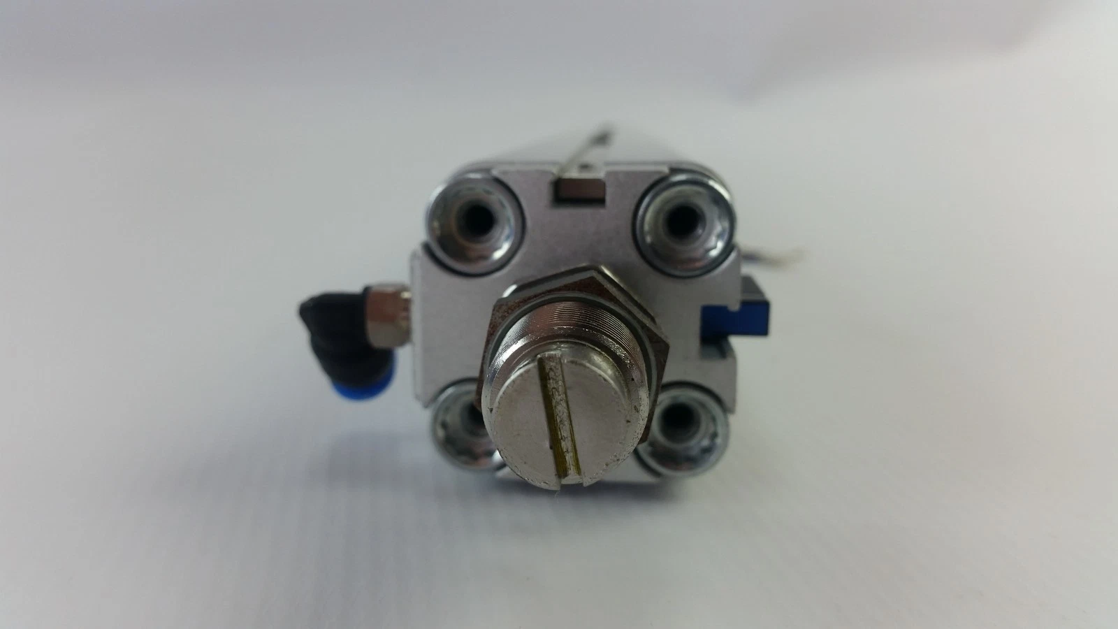 Rod end of the Festo ADVU-25-350-PA with piston rod and nut