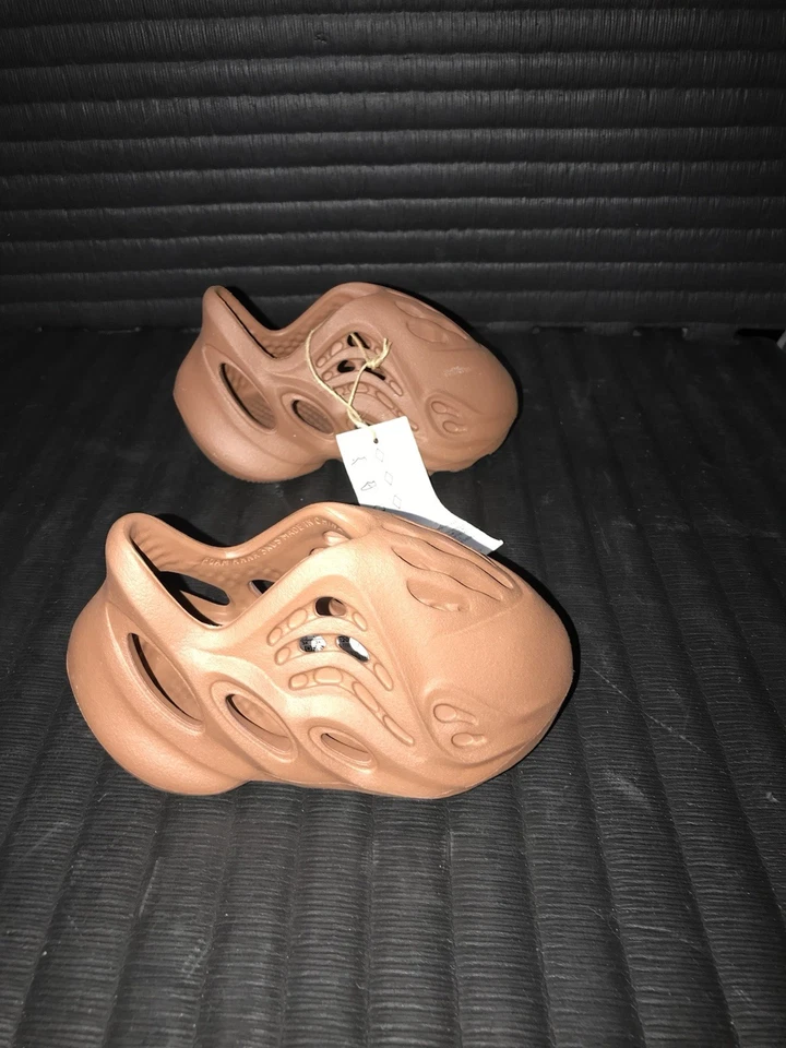 Nuevo con etiquetas Adidas Yeezy Espuma Corredor Marrón Infantil Juvenil Talla 3K Sin Caja Foto 4 de 4