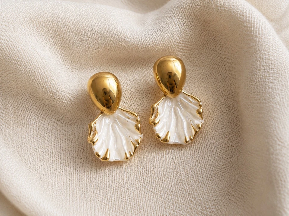 Boucles d’oreilles femme dorées coquillage blanc nacré pendantes fantaisie - Photo 1/4