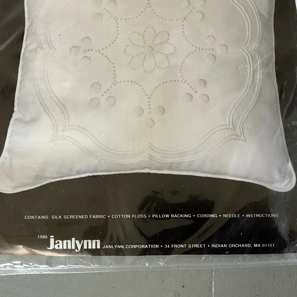 Kit de almohada bordada vintage Janlynn 1987 Royal Splendor Whitework 16" NUEVO Foto 3 de 4