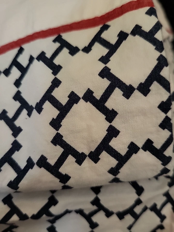 Juego de sábanas Tommy Hilfiger tamaño doble luz Pi K con iniciales de logotipo y rayas rojas Foto 3 de 4