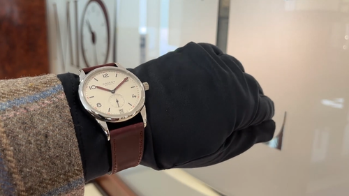 Nomos Club Handaufzug Datum Ref. 731 (Pre-Owned) Unisex - Video 1 von 1