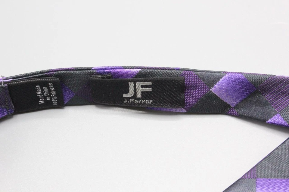 Pajarita de seda ajustable J FERRAR. Geométrico púrpura. Foto 3 de 3