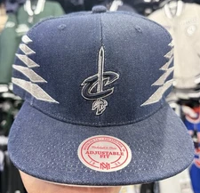 Exclusive DENIN Mitchell & Ness Cleveland Cavaliers NBA Snapback  Stripes NWT